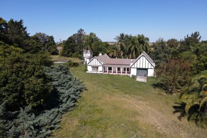 Ubicado Cercano a la localidad de Larroque, departamento de Gualeguaychu, provincia de Entre Rios.